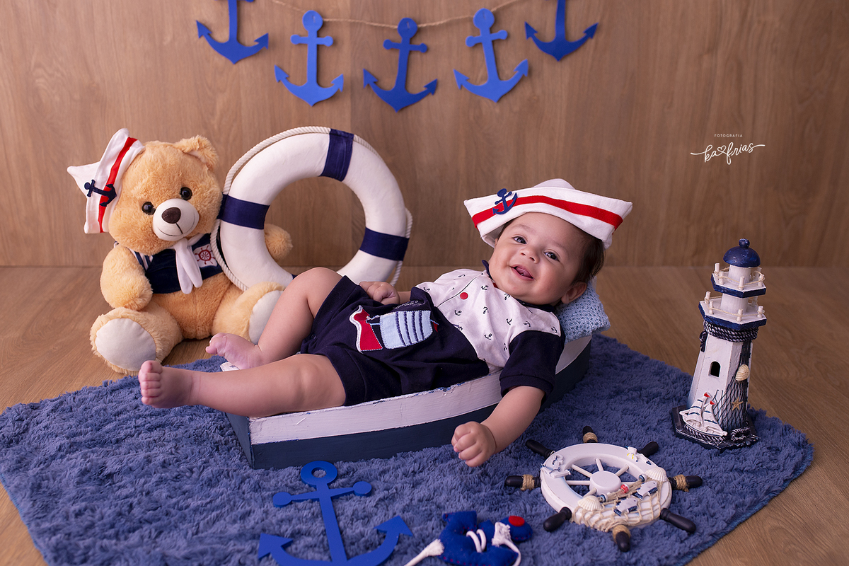 o menino sorri para a fotografa de bebes de caxias do sul, ka frias