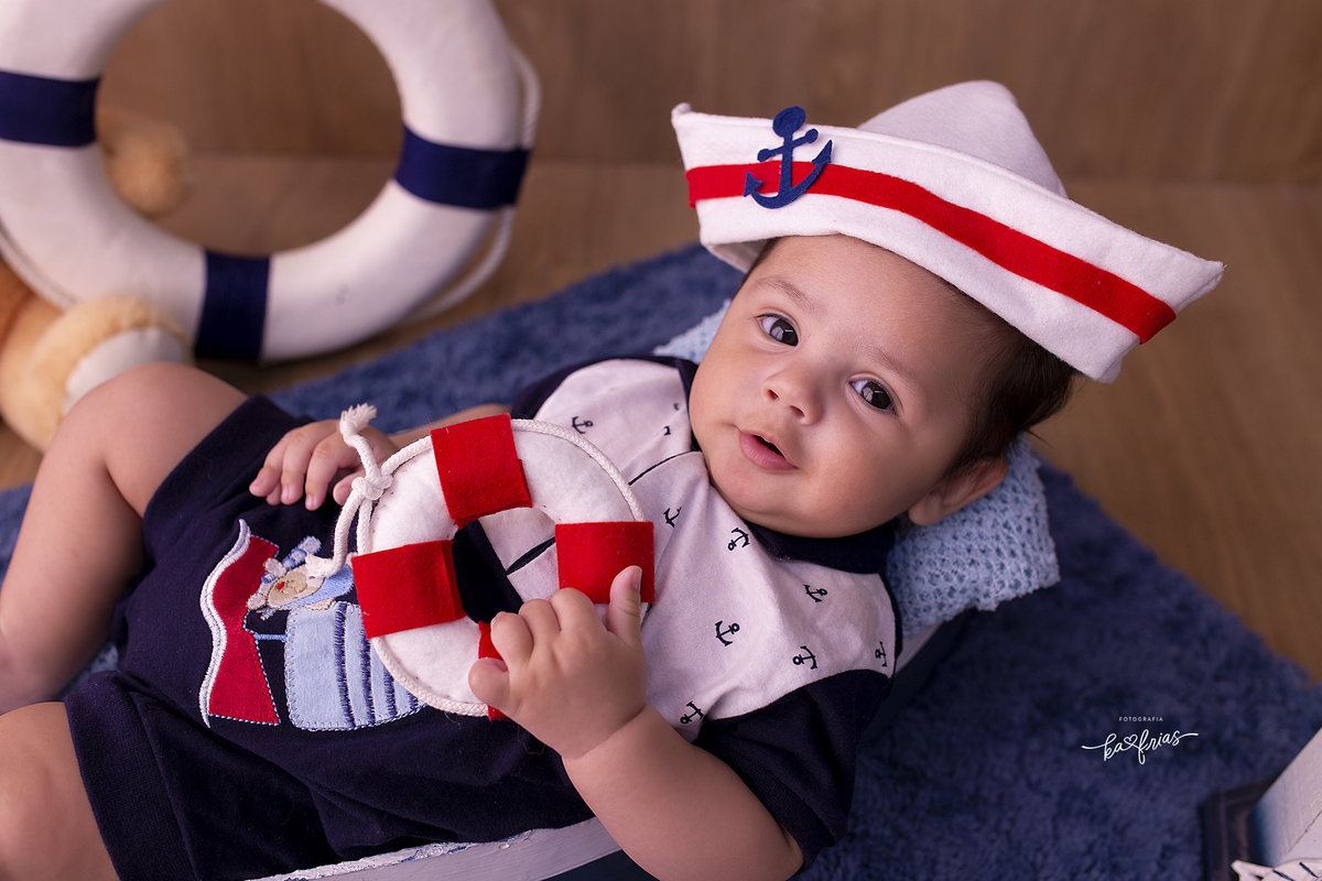 o menino sorri para a fotos do acompanhamento mensal em caxias do sul-rs