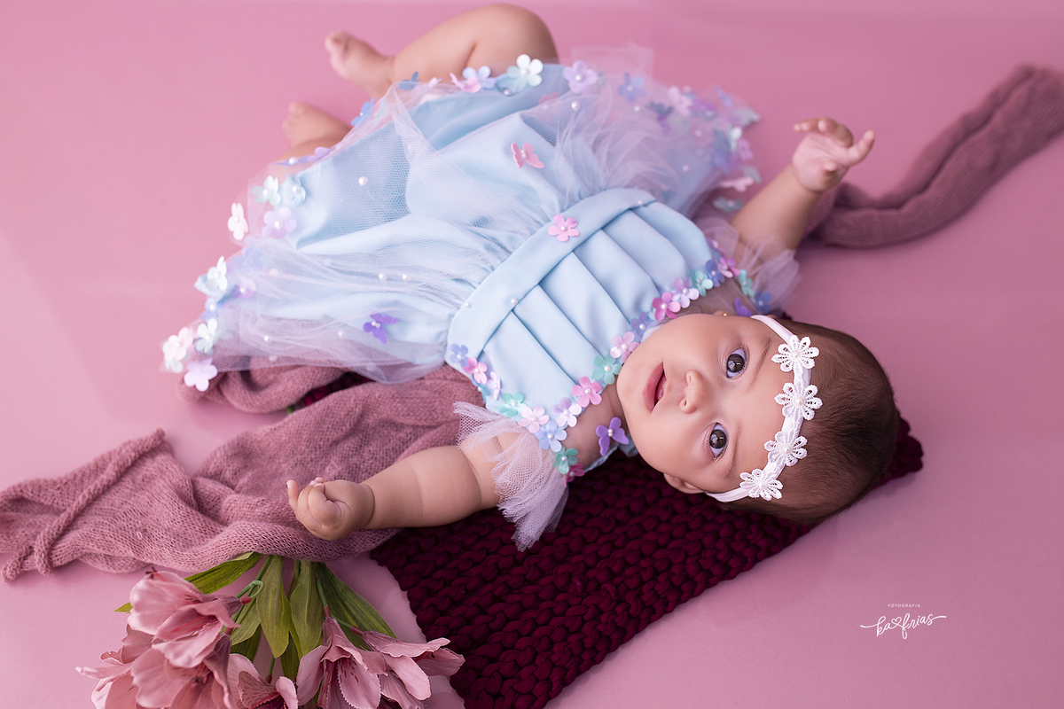 a menina olha para a fotografa de bebes de caxias do sul, ka frias