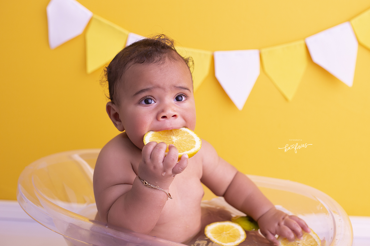 o menino come a laranja durante sessão de fotos