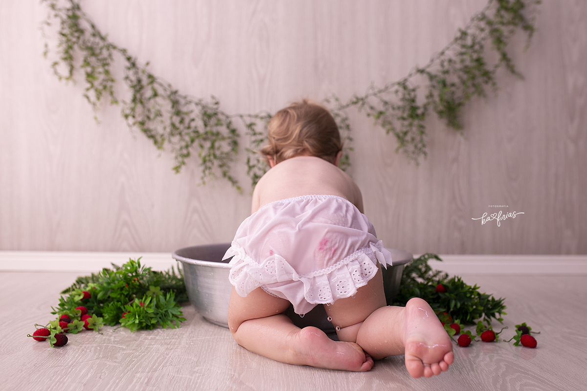 a menina esta de costas para as fotos