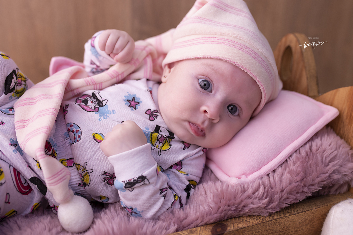 no ensaio infantil a bebe olha para a fotografa de caxias do sul, ka frias