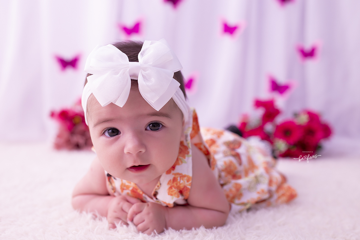 a bebe esta de bruços no acompanhamento mensal