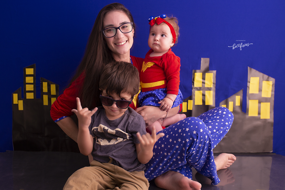 A MAE POSA COM OS FILHOS PARA O ENSAIO EM FAMILIA