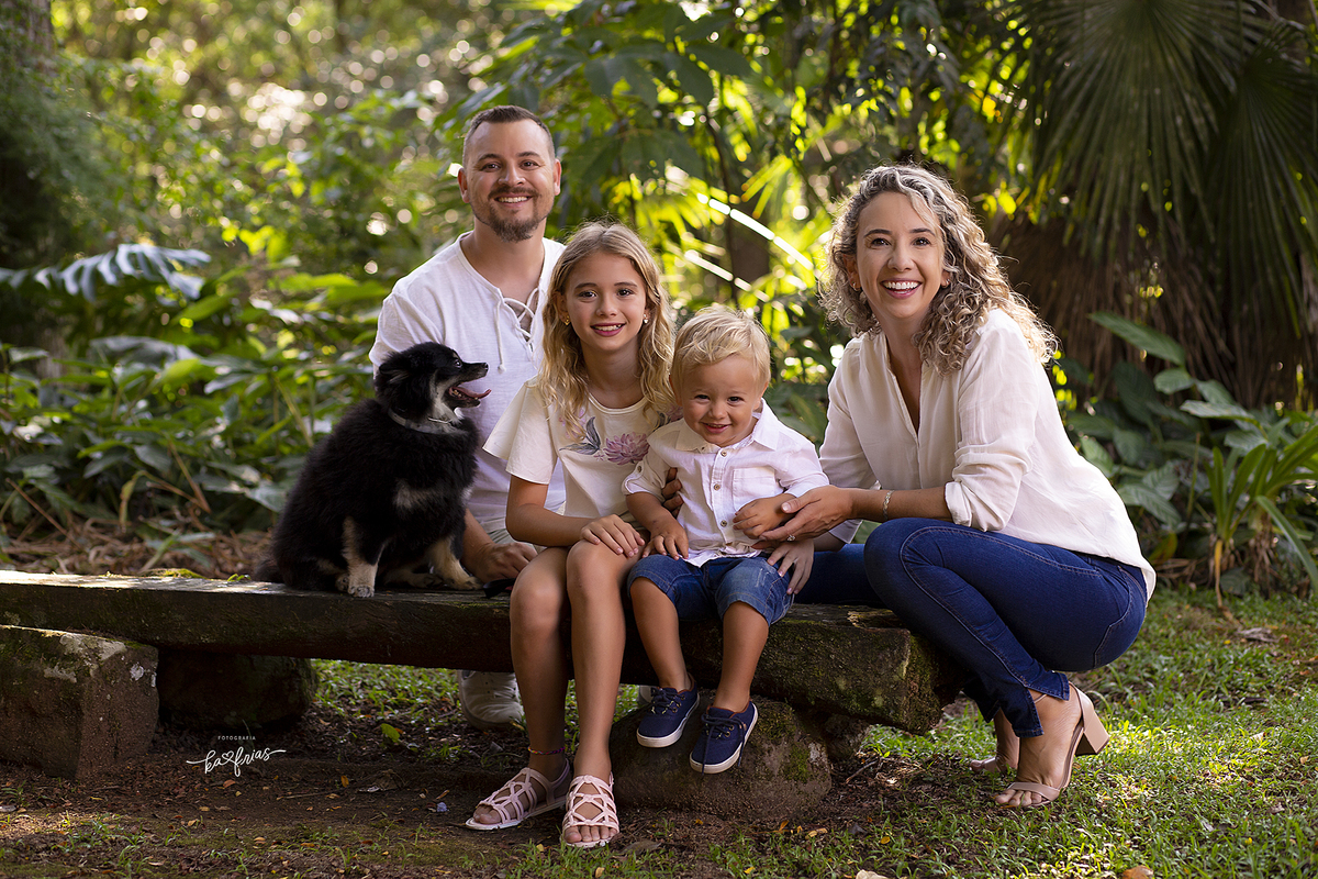 a familia posa no ensaio externo