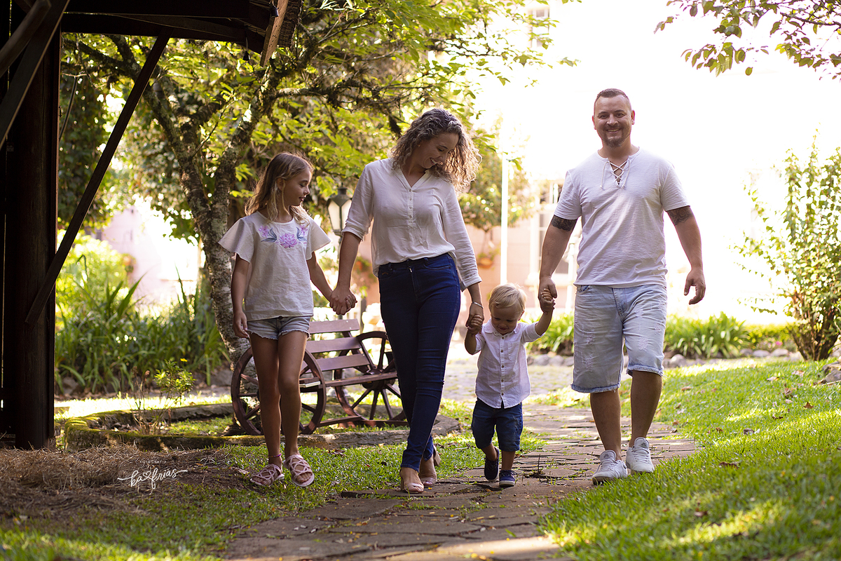a familia caminha na sessão de fotos externas