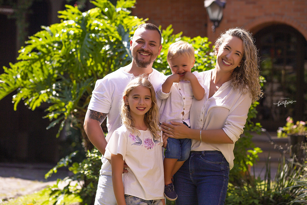 no ensaio de familia, os modelos posam