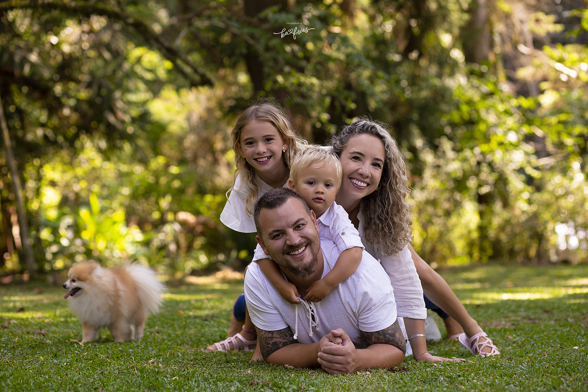 no ensaio de familia os modelos olham para a fotografa de caxias do sul, ka frias