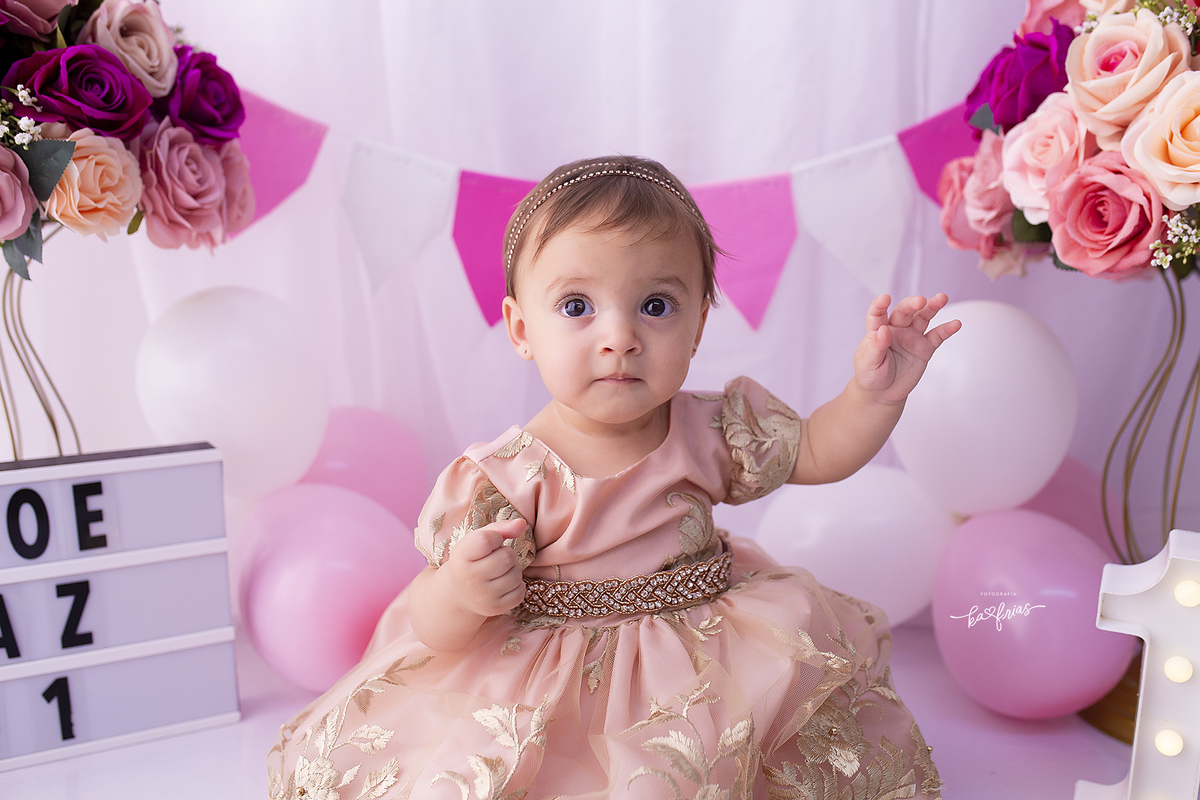 A MENINA POSA PARA AS FOTOS DO SEU PRIMEIRO ANINHO