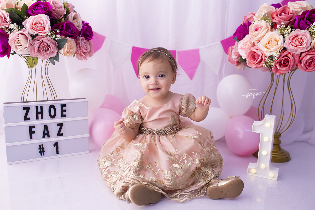 no ensaio smash a bebe esta vestida de princesa