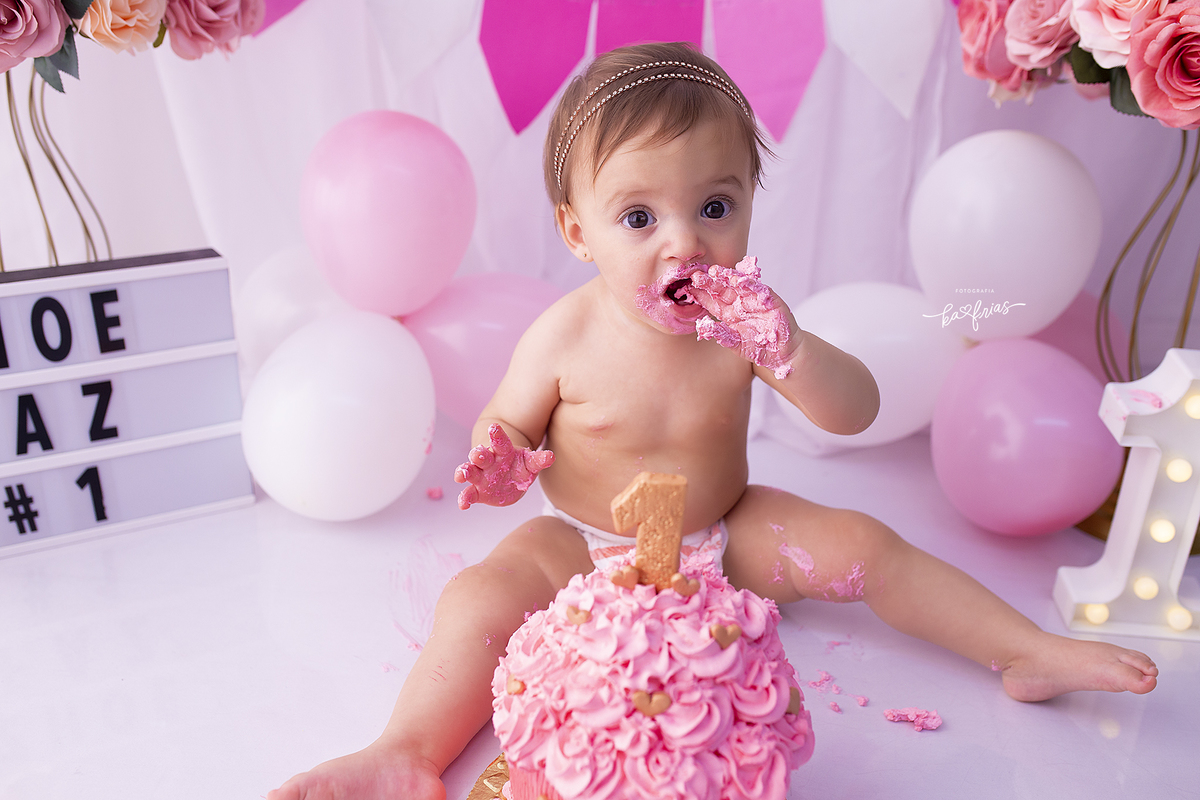 a menina come o bolo na sessão infantil