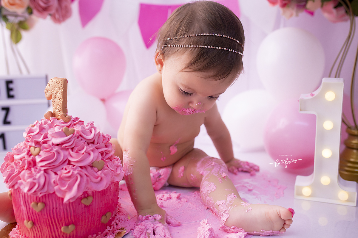 a menina se lambuza com o bolo