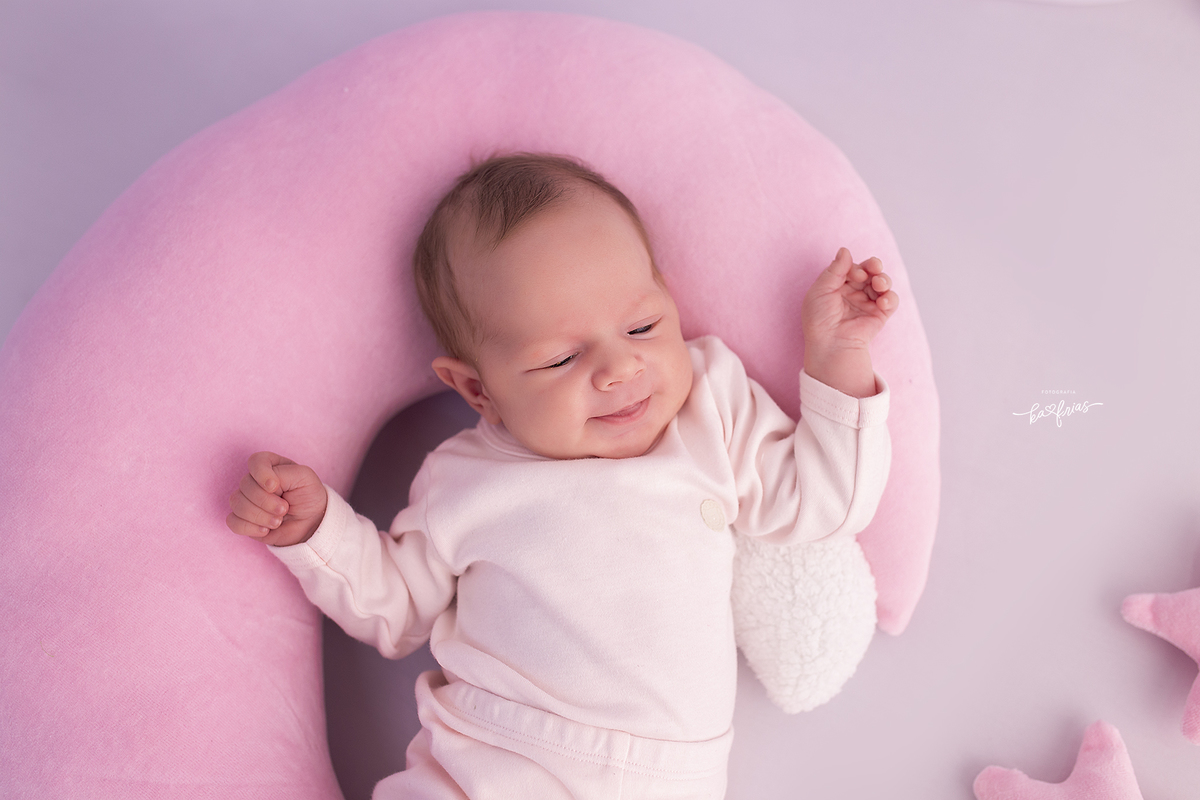 a menina sorri para a fotografa de bebes de caxias do sul, ka frias