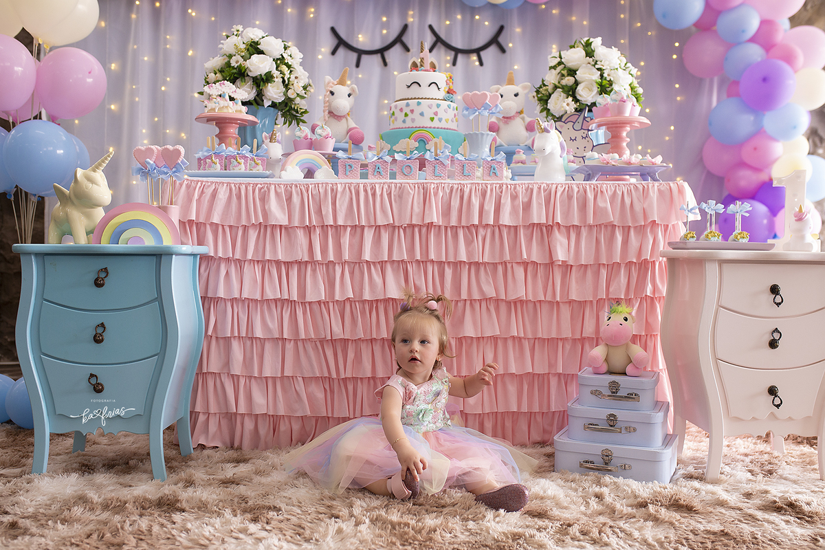 no aniver infantil, a bebe posa na mesa