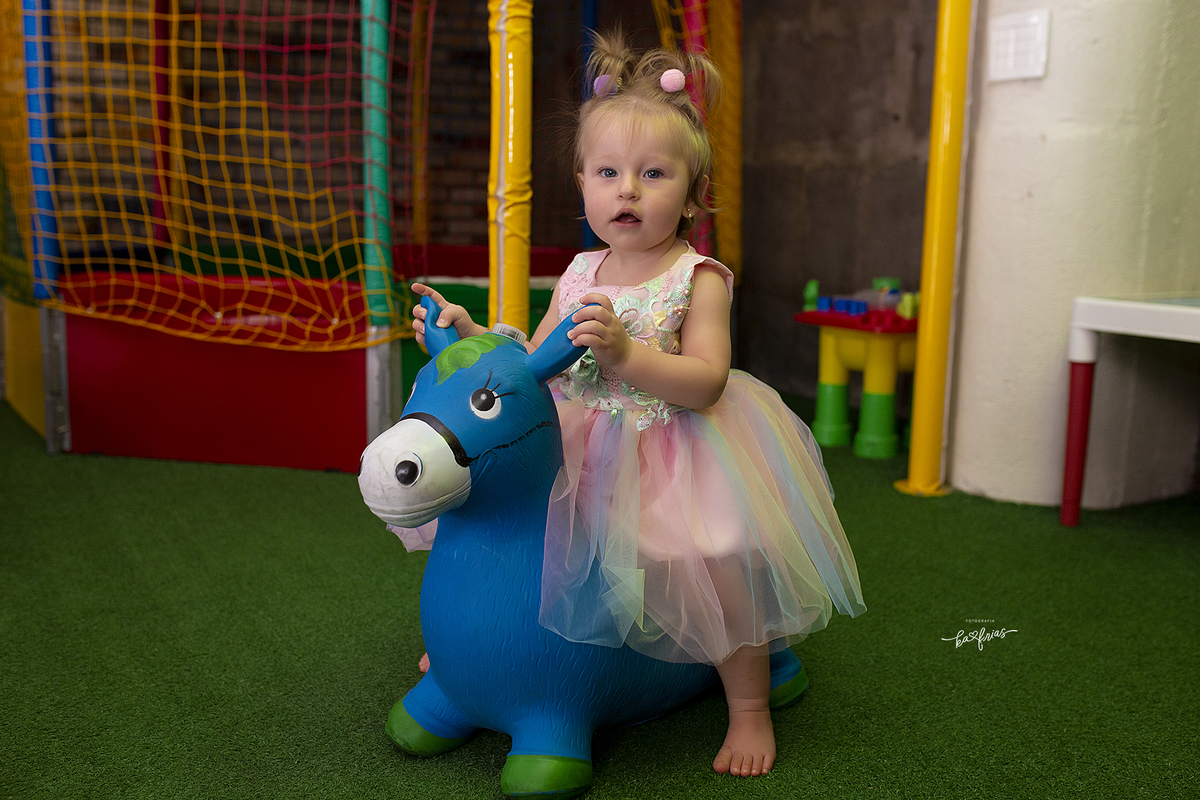 a bebe brinca durante a festa