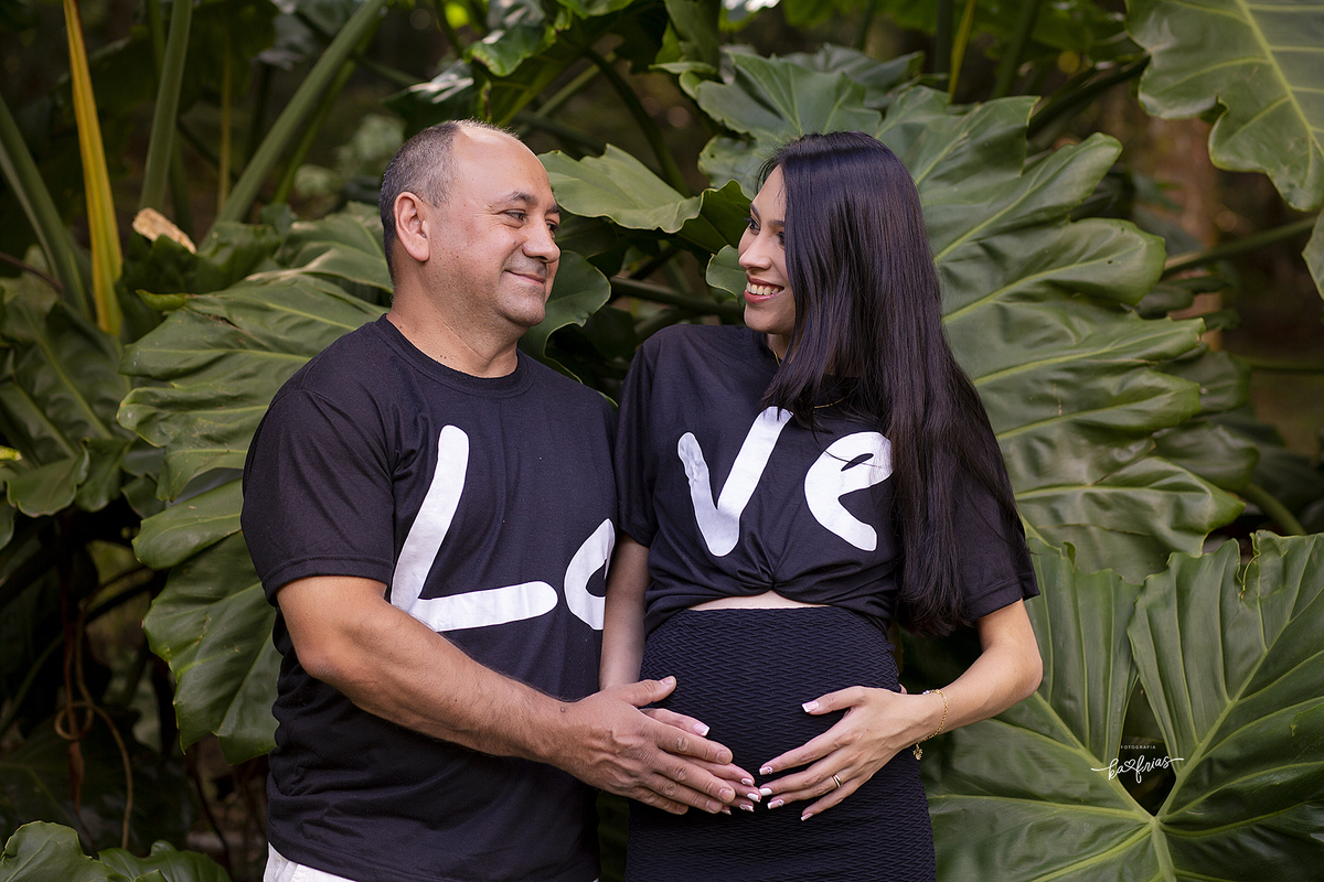 os pais se olham no ensaio de gestante