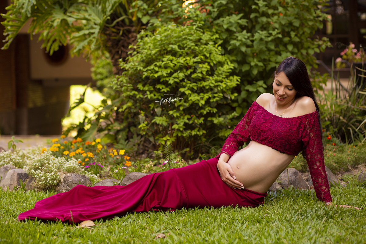 a gestante esta sentada para suas fotos