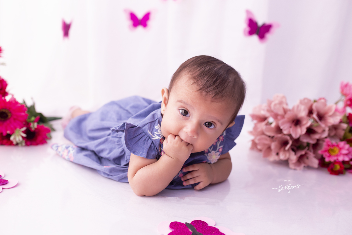 a menina olha para a fotografa de bebes de caxias do sul, ka frias
