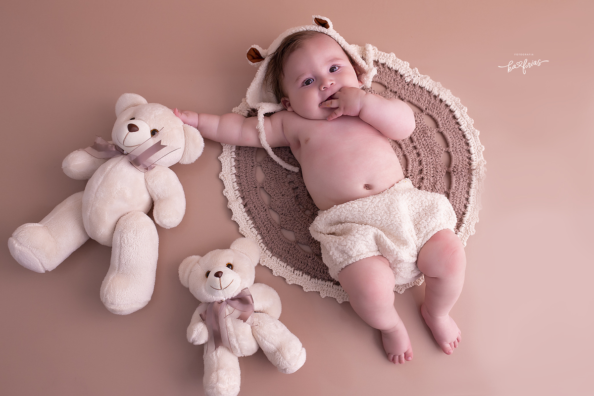 o menino brinca com os ursos e olha para a fotografa de caxias do sul, ka frias