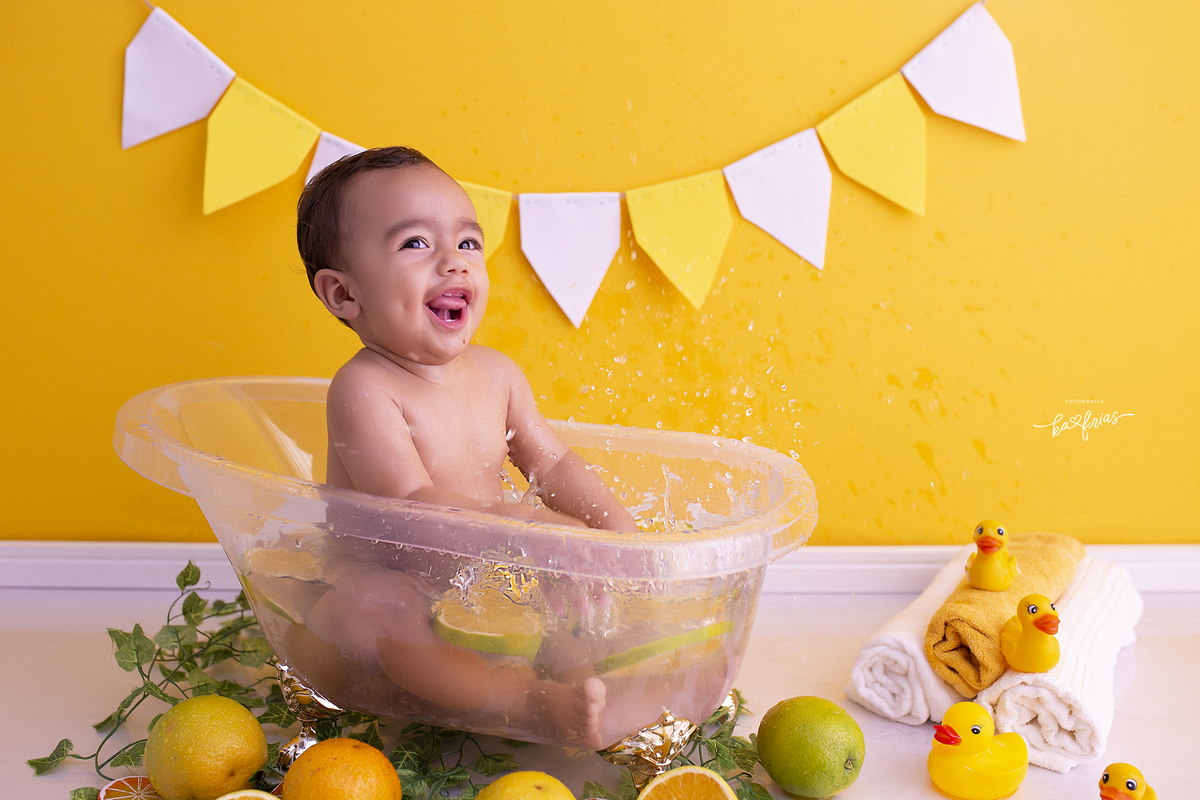 o menino joga agua para fora da banheira