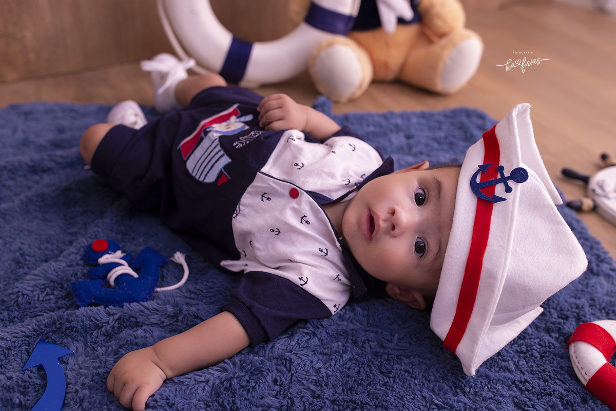 o menino esta deitado nas fotos de mesversario