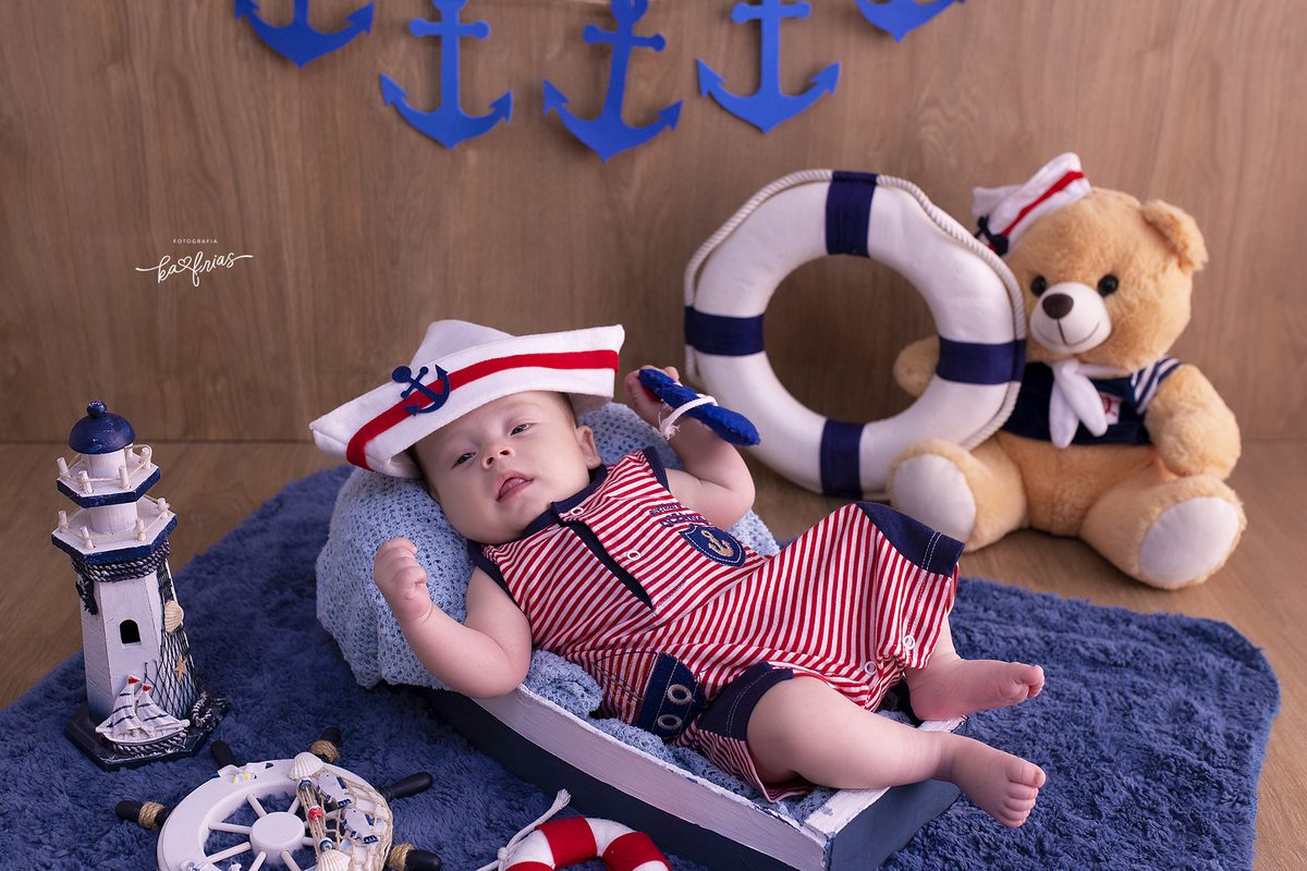 o bebe esta no barco de marinheiro no acompanhamento mensal