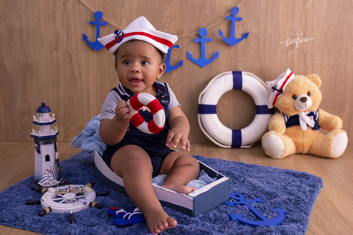 o menino esta sentado no barco de marinheiro