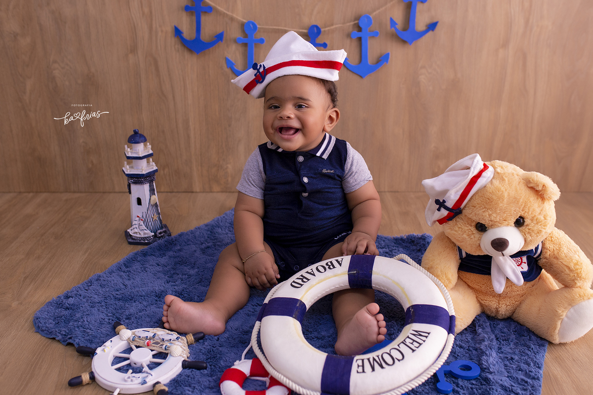 no ensaio infantil, o bebe sorri para a fotografa de caxias do sul, ka frias