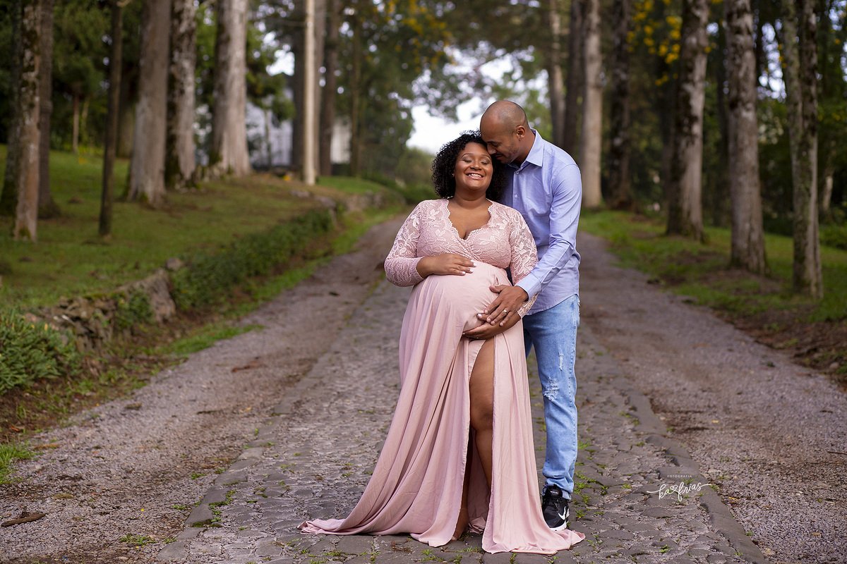 o pai beija a gestante no ensaio externo