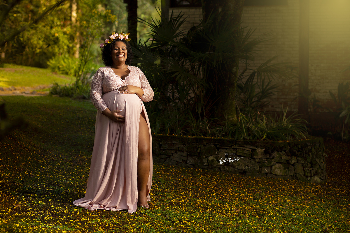 no book externo de gestante a modelo sorri