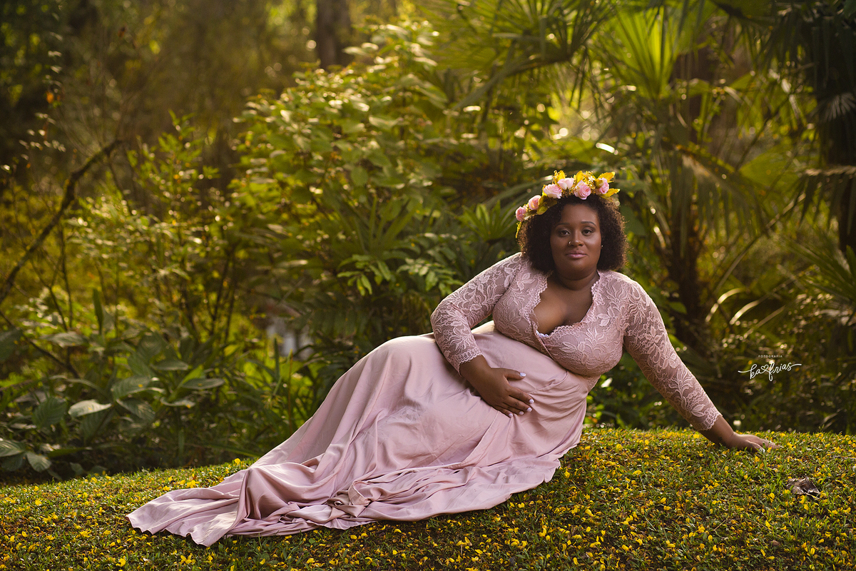 a gestante olha para a fotografa de caxias do sul, ka frias