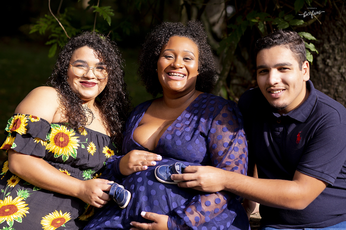 os irmaos participam do ensaio de gestante