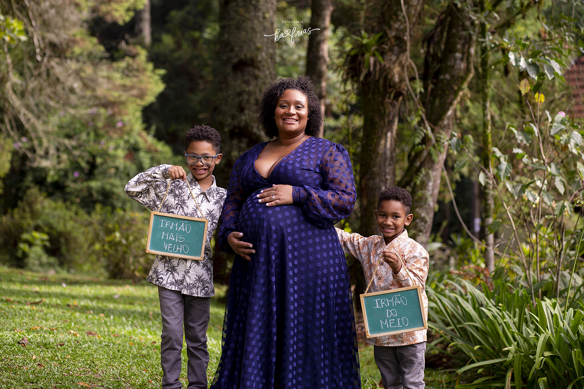 no ensaio de gestante em caxias do sul, usamos plaquinhas como acessorios