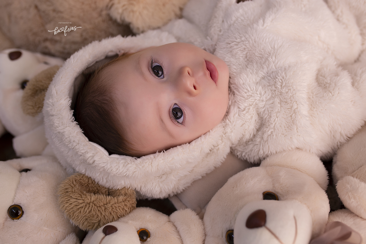 o menino olha para a camera no ensaio infantil