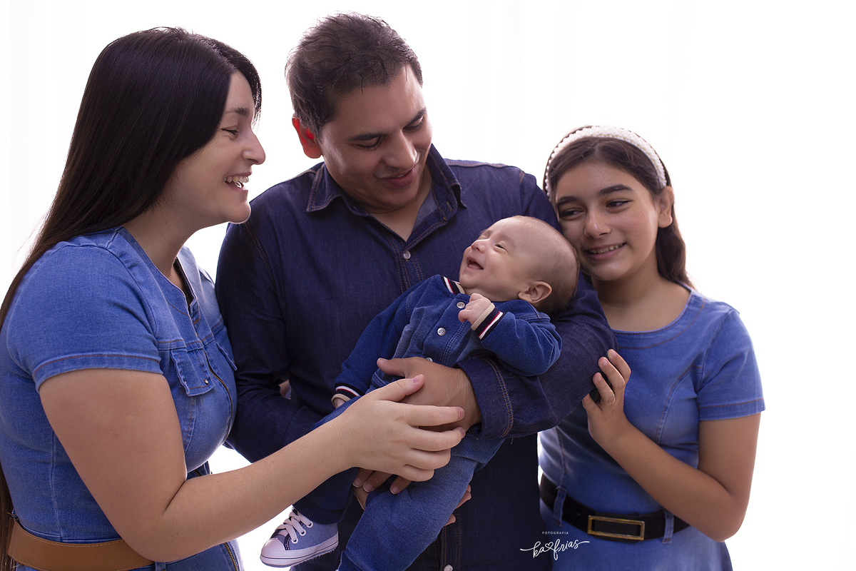 a familia posa no acompanhamento mensal do bebe