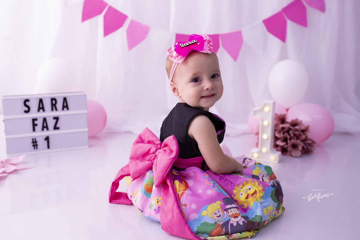 a menina olha para a fotografa de crianças de caxias do sul, ka frias