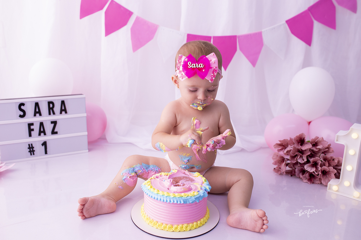 a menina se lambuza no ensaio smash the cake