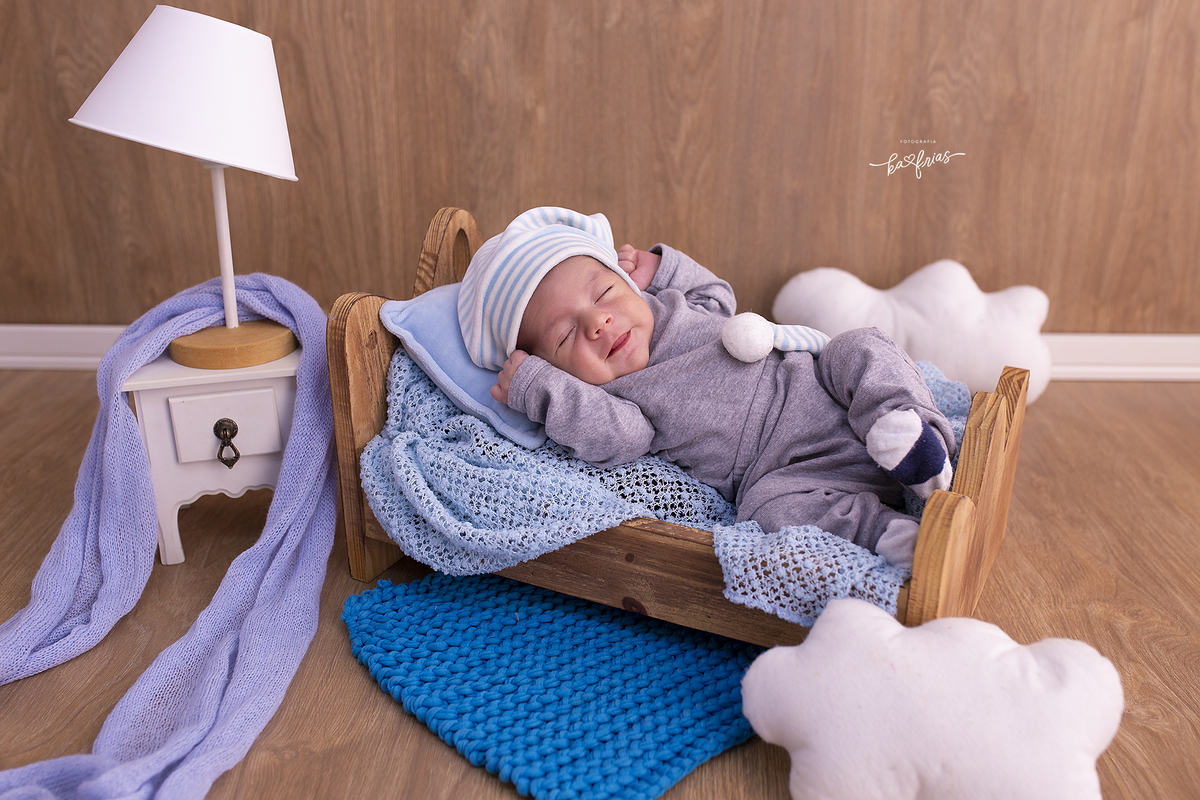 o menino dorme nas fotos de acompanhamento mensal
