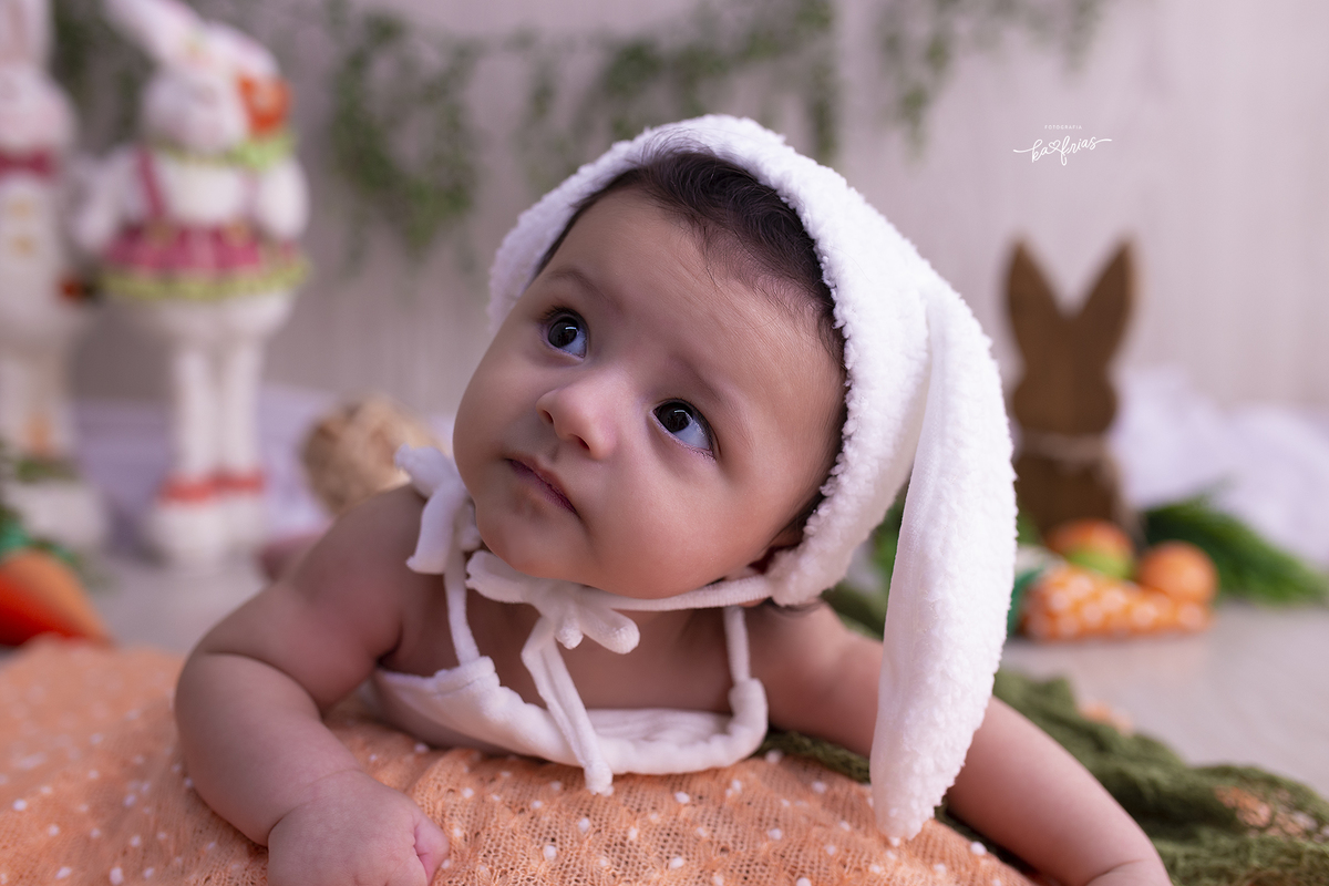 o menino sta de bruços para as fotos mensais