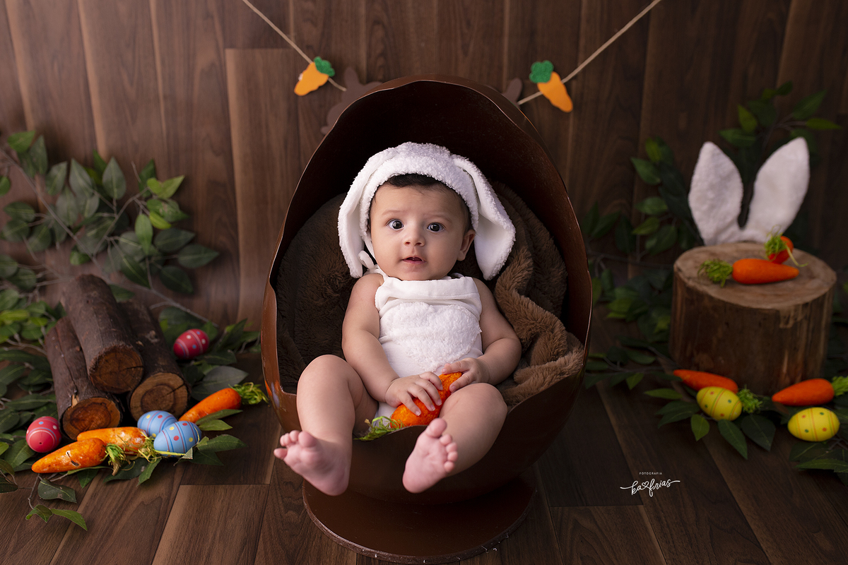 no ensaio de pascoa o bebe esta em um ovo