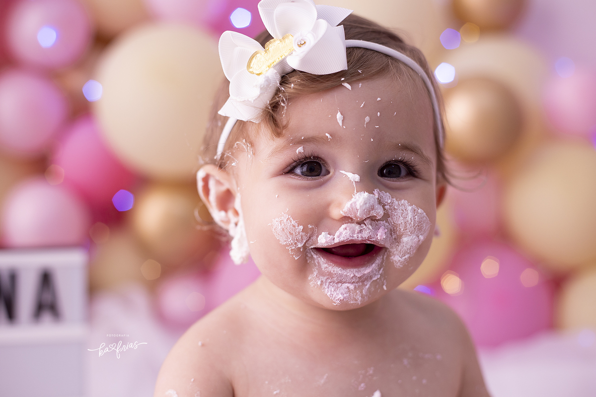 no ensaio infantil a bebe sorri