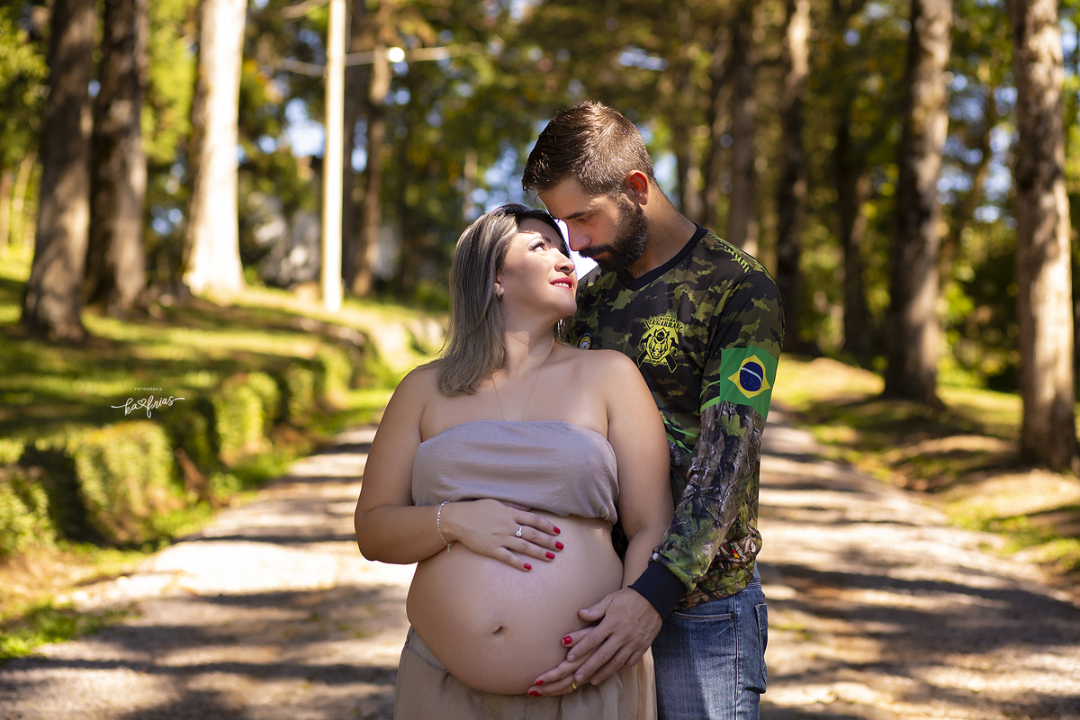 os pais trocam carinhos no ensaio de gestante