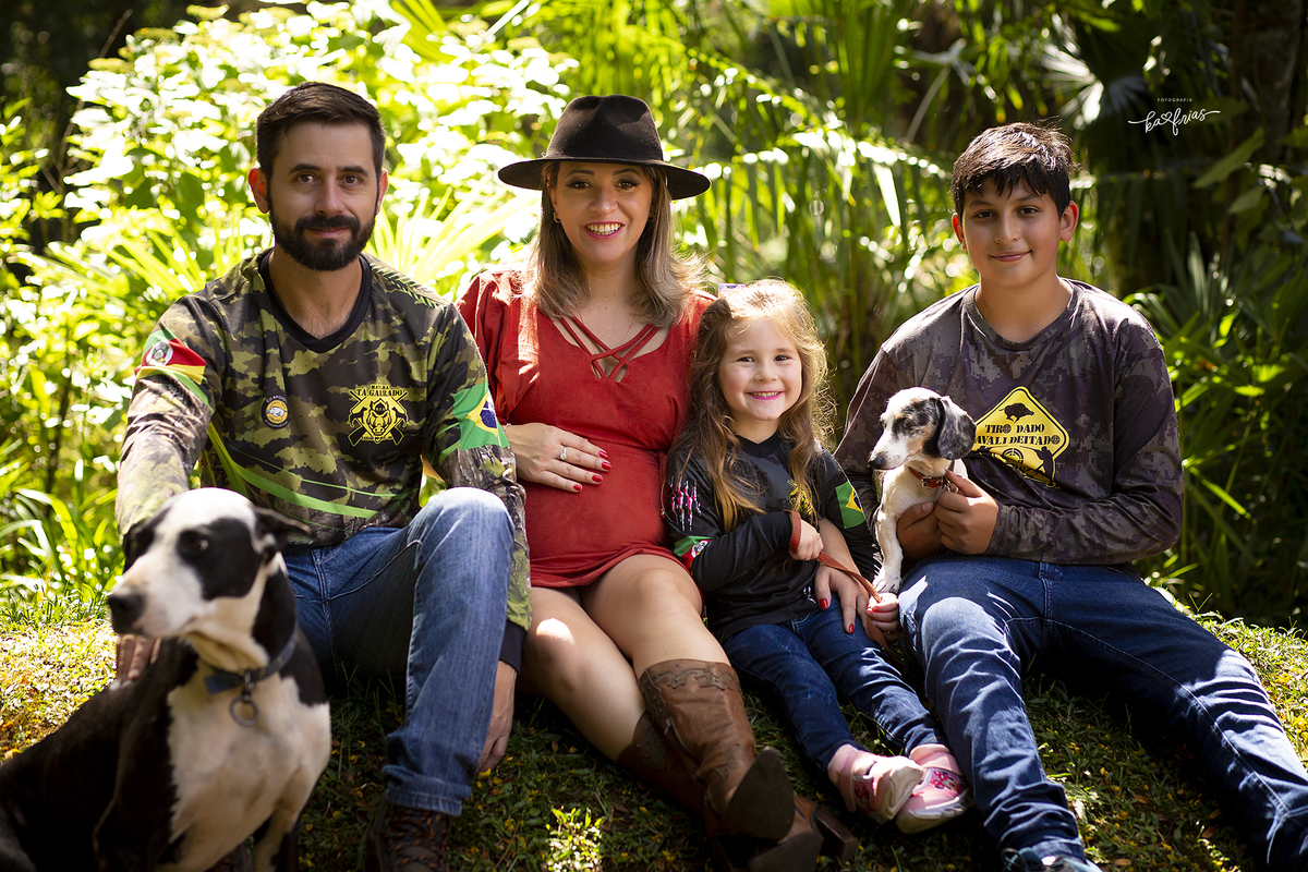 toda famila participa do ensaio de gestante