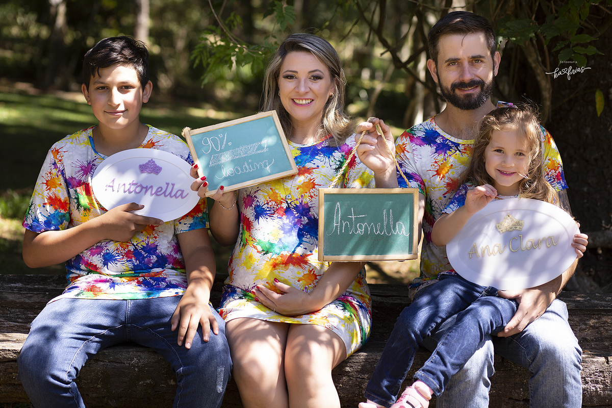 a familia segura as plaquinhas no ensaio externo