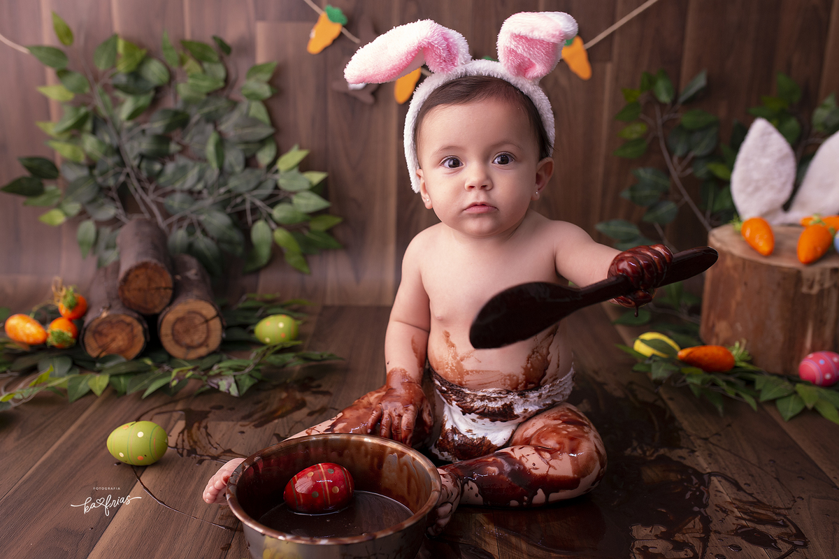 a menina brinca com o chocolate no ensaio de pascoa