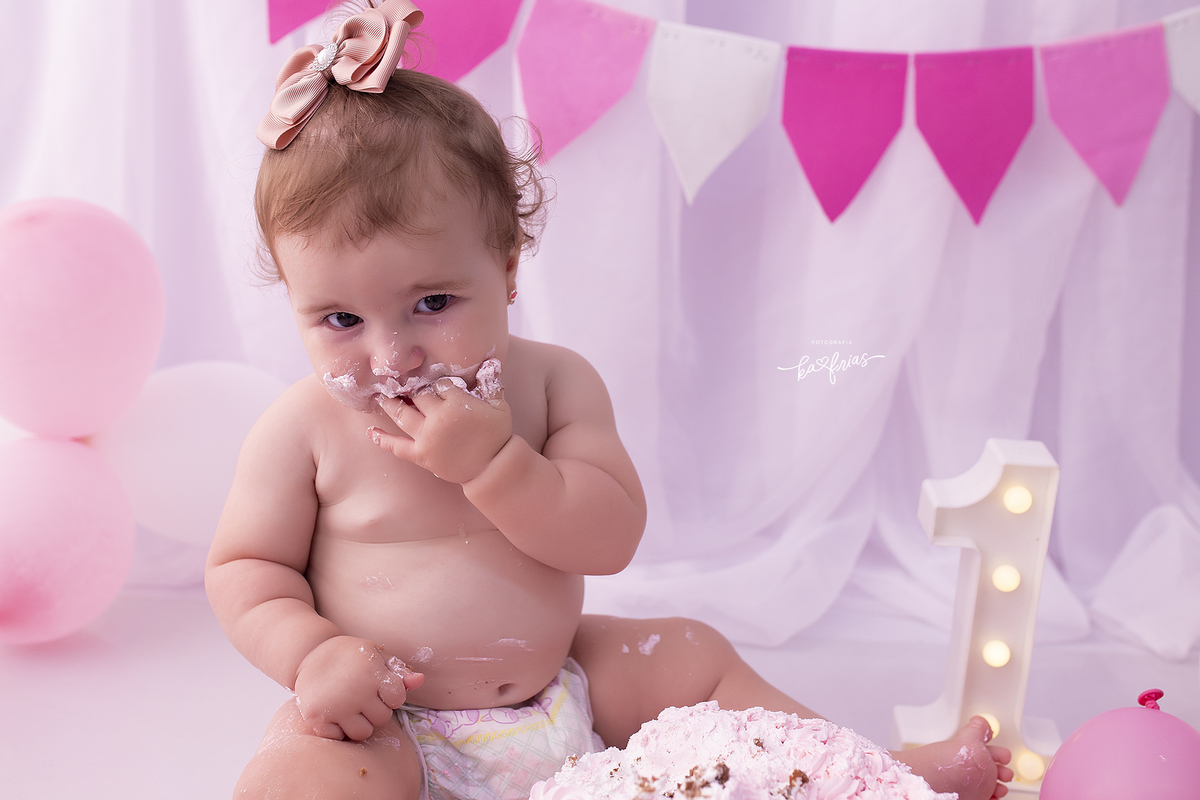 no ensaio smash a bebe come o bolo