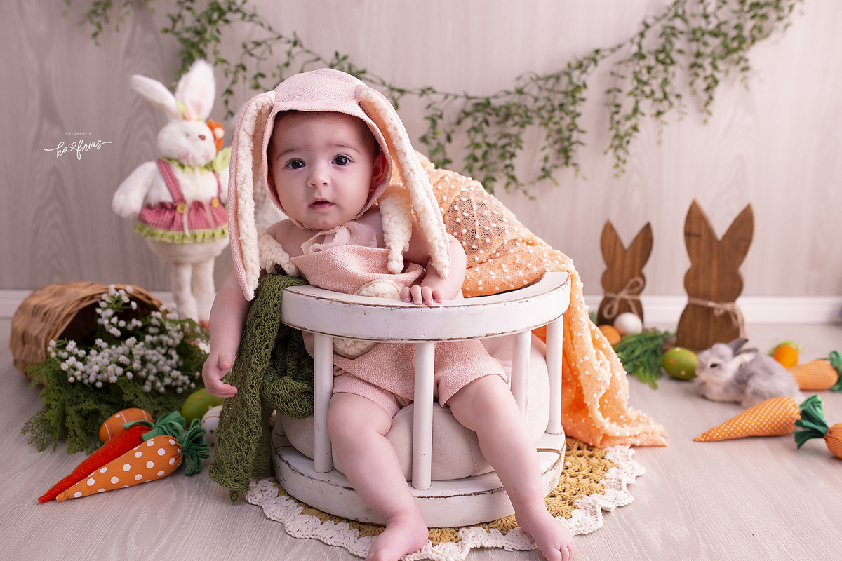 a bebe esta vestida de coelho para as fotos mensais