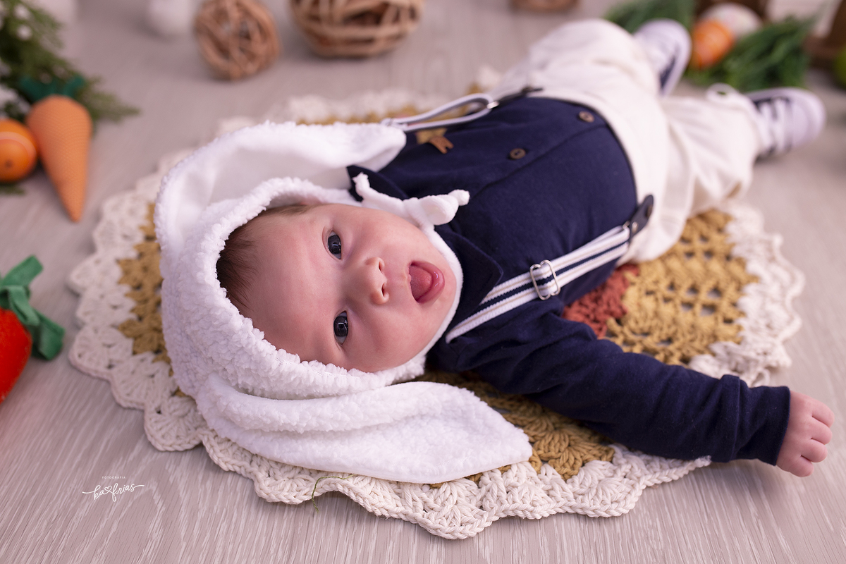 o bebe mostra a lingua no ensaio infantil