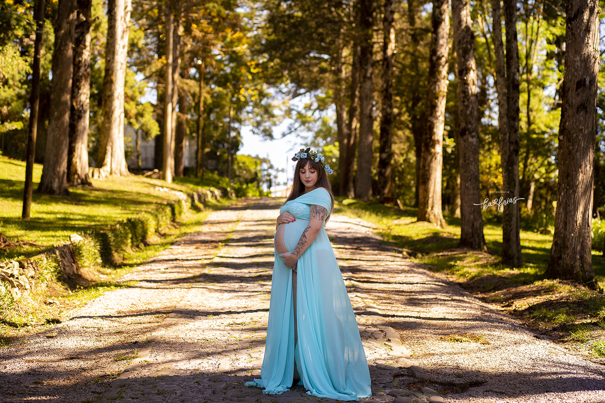 a gestante posa para a fotografa de caxias do sul, ka frias