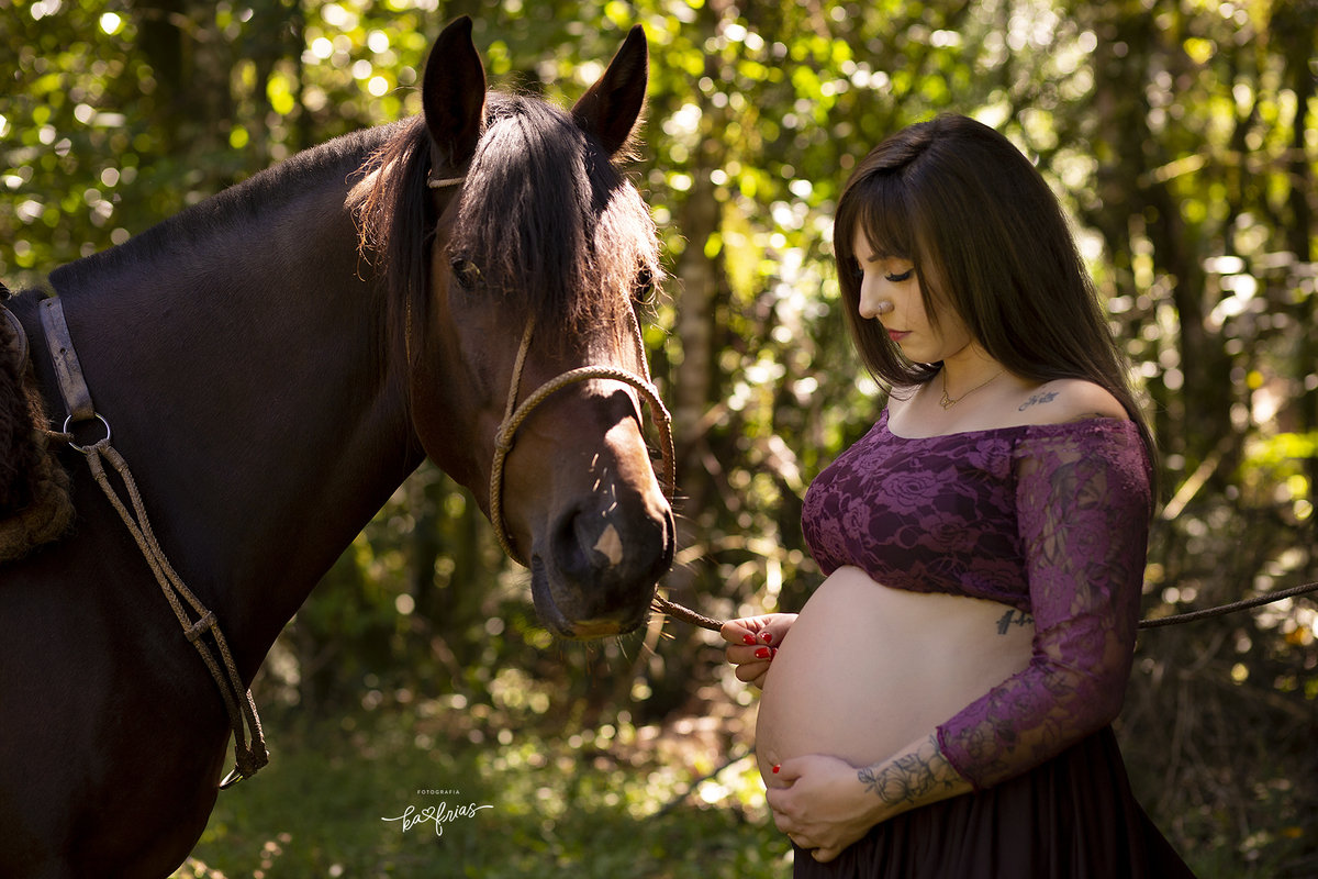 o cavalo esta junto da gestante no ensaio externo